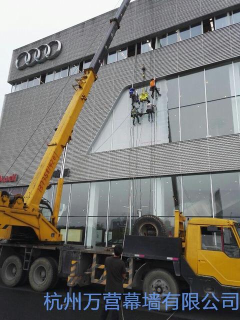 奥迪4S店玻璃更换