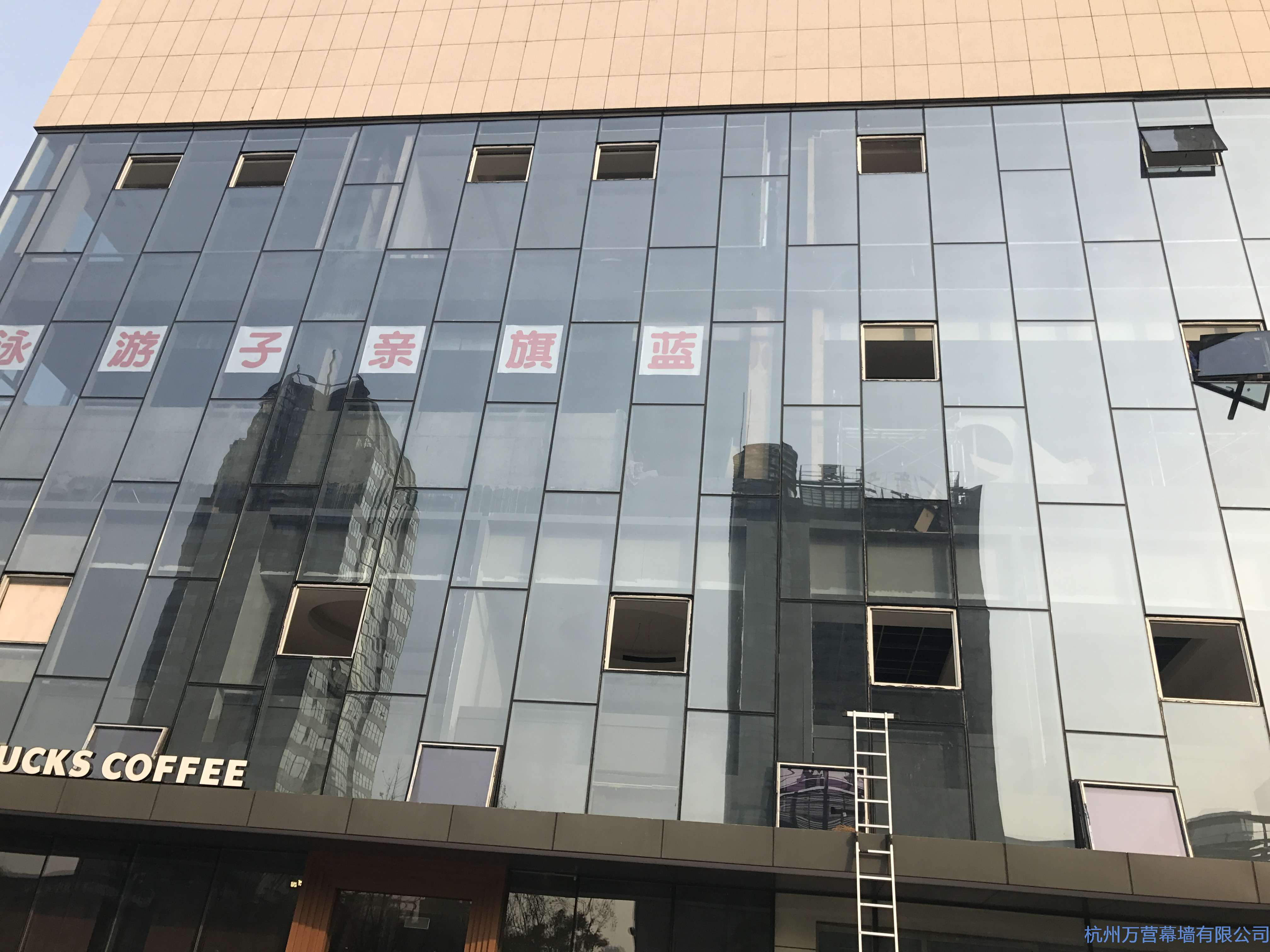 新传媒产业大厦幕墙开窗改造